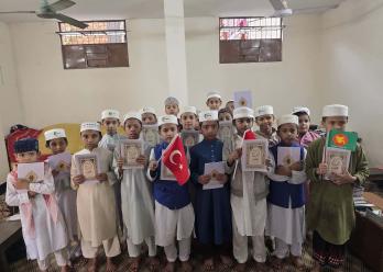 Bangladeş’te talebeler yardımlarını ulaştı