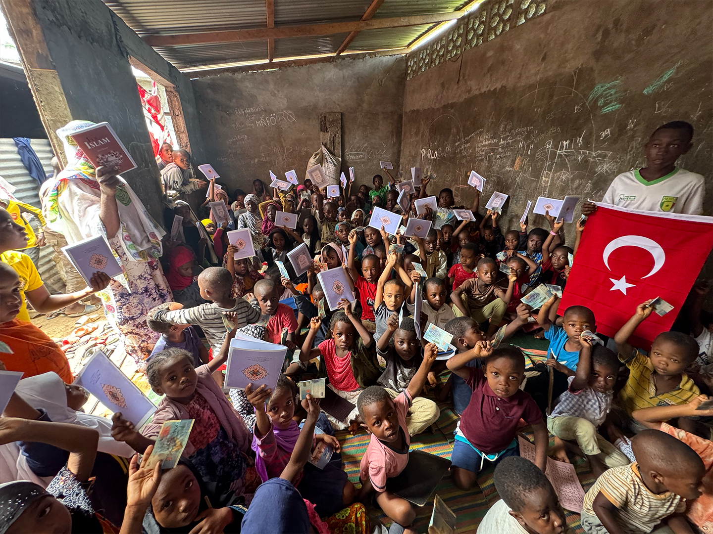 Komorlar'daki Müslüman Kardeşlerimize Ulaştık